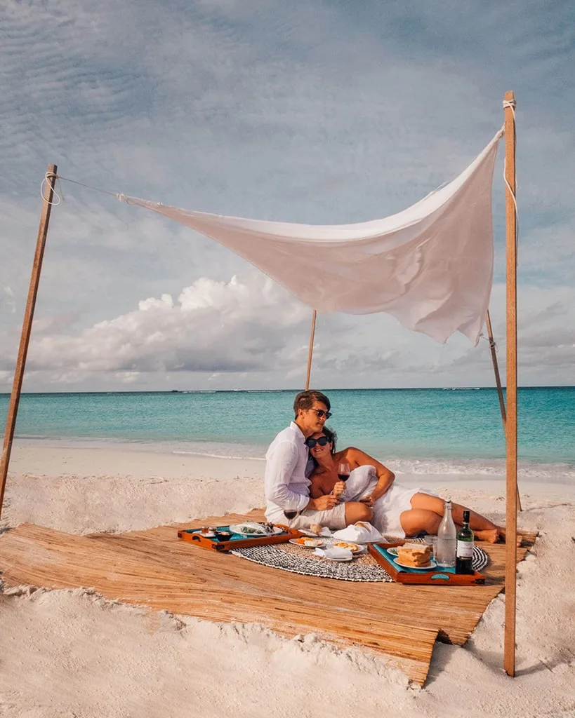 Maldives sandbank picnic1