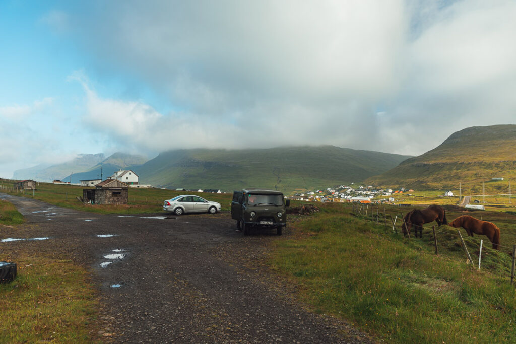 Dunnesdrangar hike parking